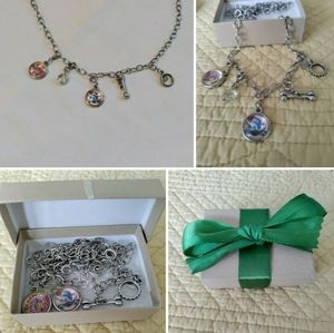 Cute charm necklace with 5 removable charms!